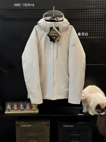 始祖鸟Ralle insulated Gore-tex 防水男子保暖羽绒服外套 可拆卸帽子 ARC'TERYX 瑞友系列夹克商务鸟羽绒服 Ralle Insulated Jacket F89555045 GTX防水面料,功能性与实用性拉满!所有缝隙全压胶设计,超级防水防风 1.GORE·TEX面料 防水、防风、内里全热封压条,可提供多面防护 这款 Ralle 专为山地生活而打造,将多用途的高山风范与环保材料相结合.再生 CoreloftTM合成棉羽提供轻量保暖,但不显臃肿,而无 PFC 的GORE-TEX ePE采用生物基面料,提供防水、防风性和透气性.可调节的StormHood@风帽进一步提供防风防水保护,袖口耐垫可阻挡冷风进入,而版型简洁、修身,亦舒适. 版型简洁、修身,舒适.轻便、透气、保暖 颜色:黑色/藏蓝色/象牙白 :肩宽51,胸围114,衣长69,建议130左右 M:肩宽52,胸围118,衣长70,建议150左右 L:肩宽53,胸围122,衣长71,建议170左右 XL:肩宽54,胸围126,衣长72,建议190左右 XXL:肩宽55,胸围130,衣长73,建议210左右